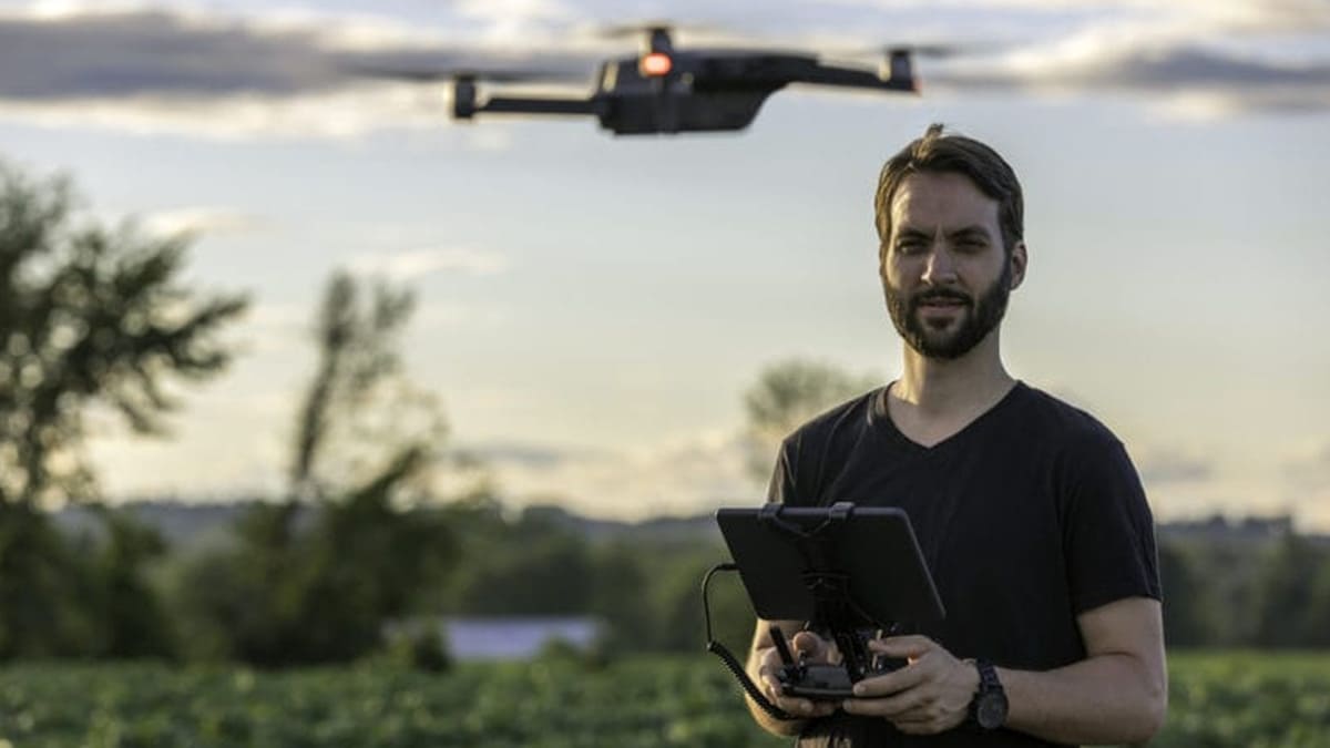 Piloto manejando dron